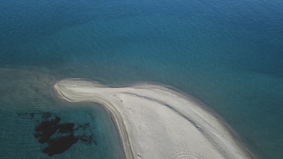 波塞冬在清澈的蓝海中用无人机拍摄沙子？